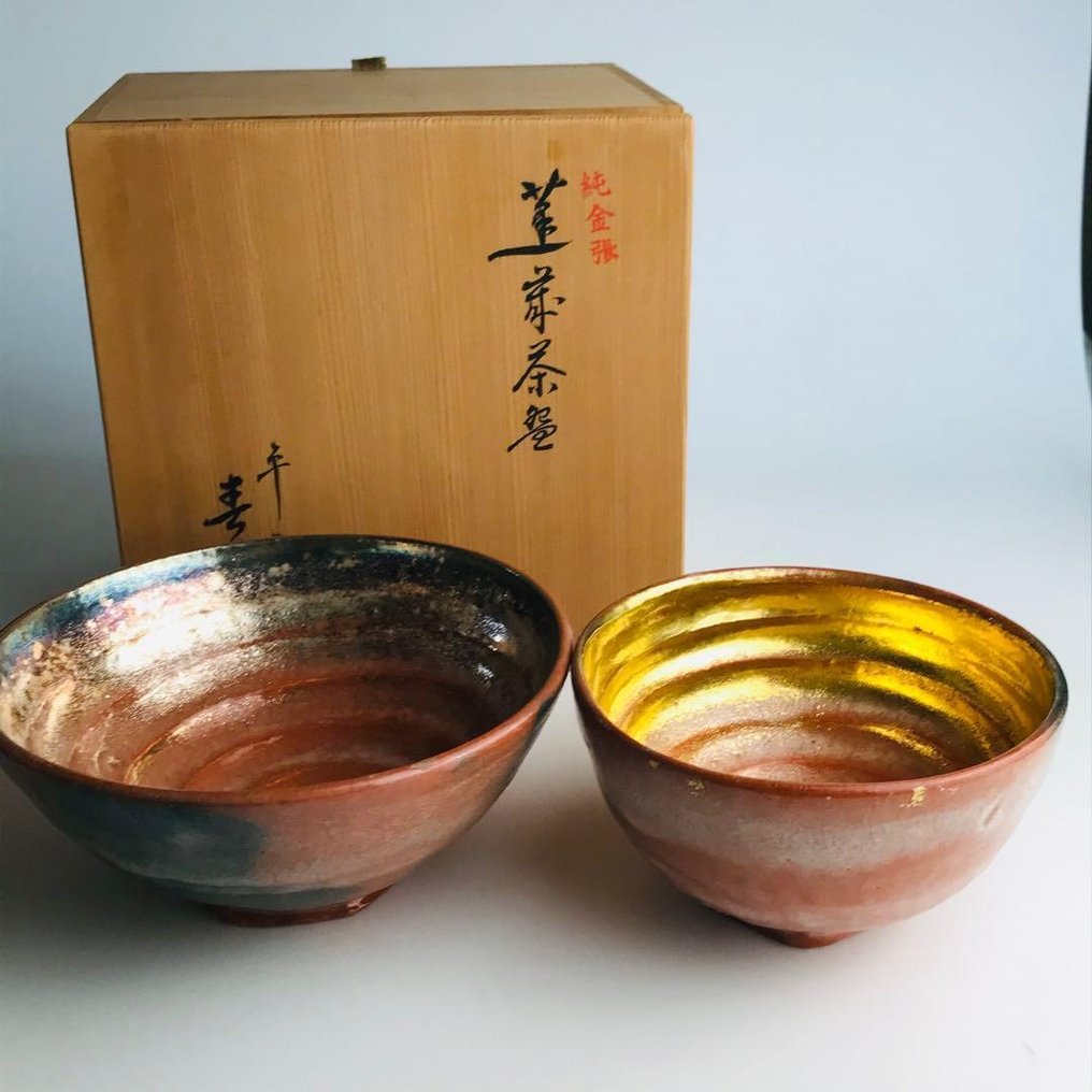 Ζευγάρι ιαπωνικών κεραμικών φλιτζανιών τσαγιού με χρυσό εσωτερικό – Ξύλινο κουτί – Εποχή Showa. - Ιαπωνία - 21ος αιώνας #1.0