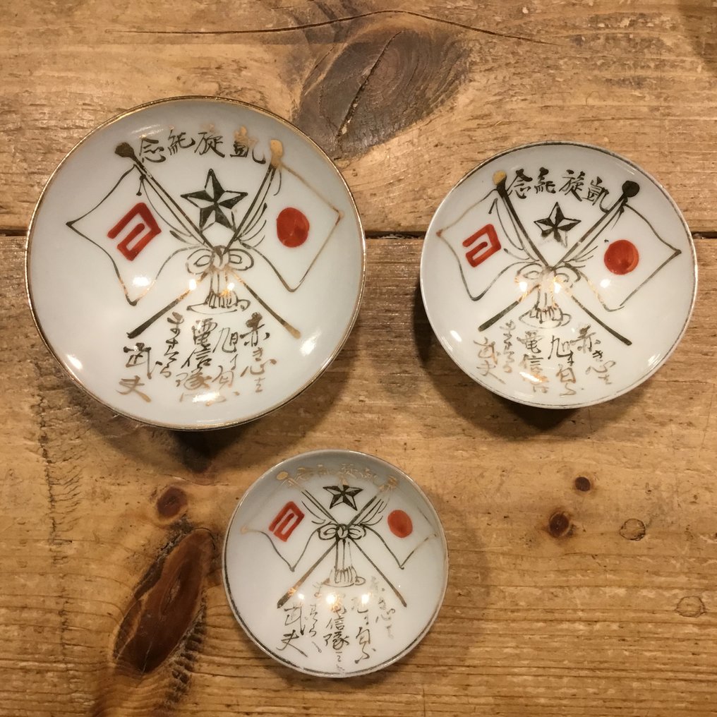 Twee complete sets van drie keizerlijk Japans leger saké schaaltjes - Beker - Porselein #2.1