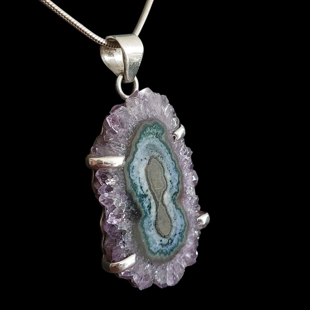 Σπάνιο άνθος Améthyste. Χειροποίητη δημιουργία. Τοποθέτηση σε ασήμι 925. Ένα μοναδικό κομμάτι που συνδυάζει την εδαφική ομορφιά και την ενεργειακή απαλότητα. - Ύψος: 5 cm - Πλάτος: 3 cm- 15 g #3.2