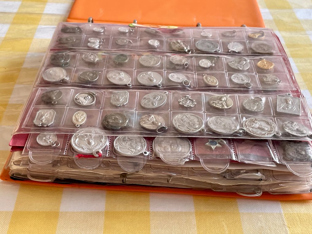 Συλλογή περίπου 450 αγίων μενταγιόν. (450) - Αντίκες - Μέταλλο, Gold plated, Επάργυρο, Σμάλτο - 1850-1900 #2.1