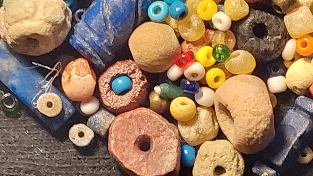 Από την αρχαία Αίγυπτο στη Ρωμαϊκή εποχή. Γυαλί Πάνω από 100 αρχαίες χάντρες.  (χωρίς τιμή ασφαλείας) #2.1