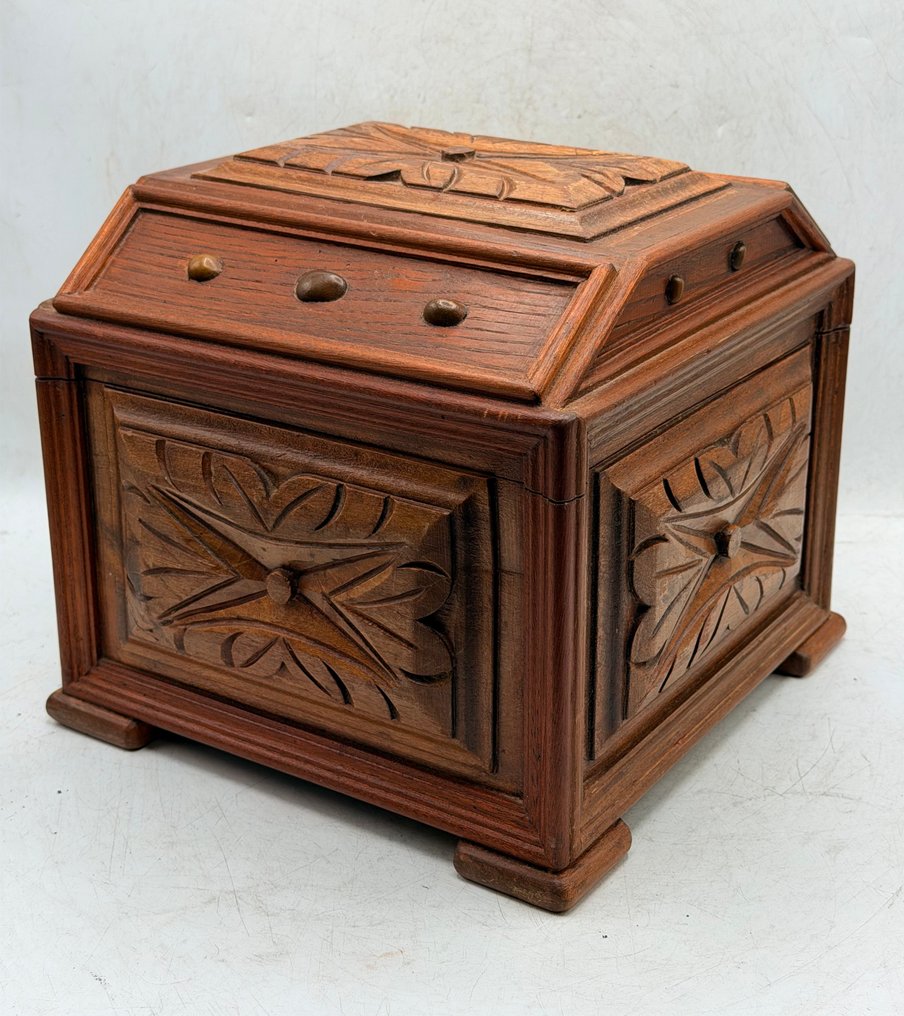 Kasse - Relieffer - Eik - Incrustasjoner #4.3