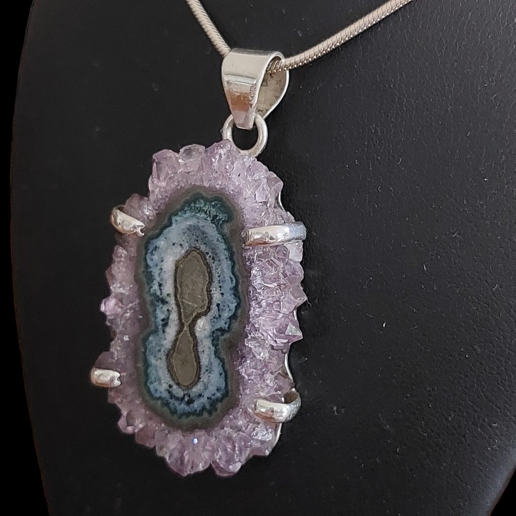 Σπάνιο άνθος Améthyste. Χειροποίητη δημιουργία. Τοποθέτηση σε ασήμι 925. Ένα μοναδικό κομμάτι που συνδυάζει την εδαφική ομορφιά και την ενεργειακή απαλότητα. - Ύψος: 5 cm - Πλάτος: 3 cm- 15 g #2.1