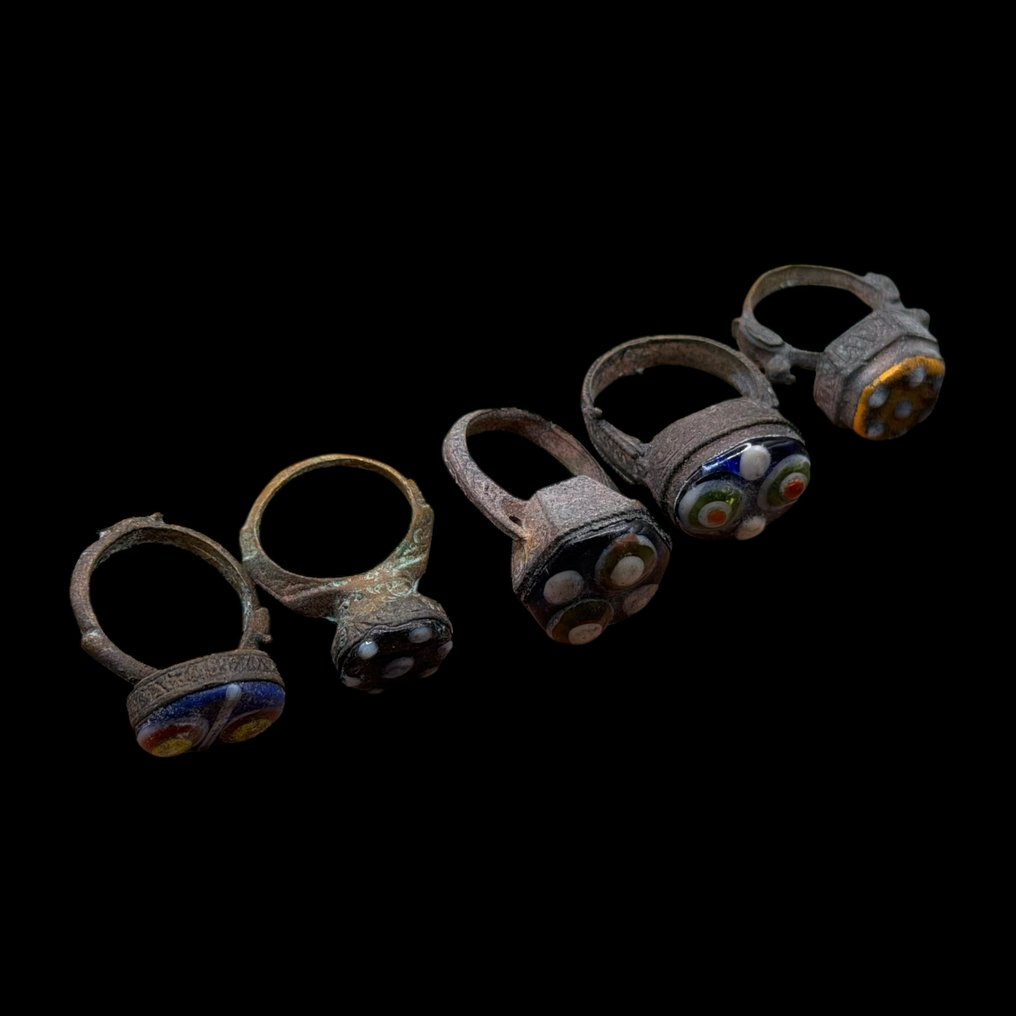 中世纪后期 黄铜色, 一组五个 戒指 - 马赛克玻璃粘合剂戒指  (没有保留价) #1.0