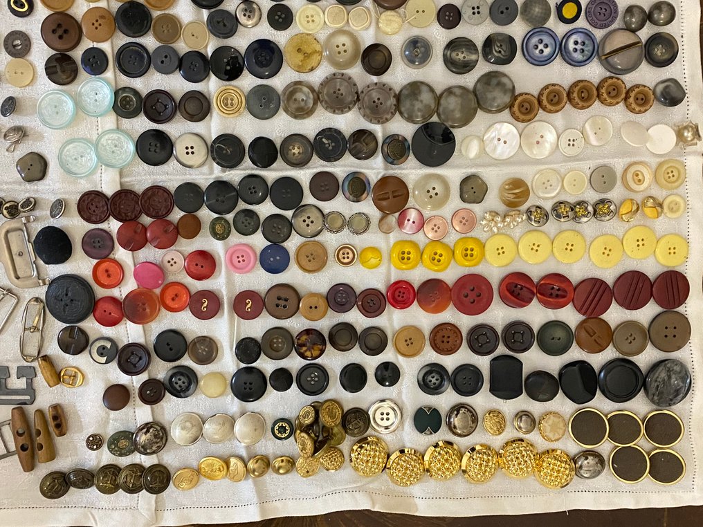 Thematische Sammlung - Knöpfe aus Kunststoff, Metall, Perlmutt, Knochen/Elfenbein, Bachelite oder Galalite (einige), Glas. #3.2