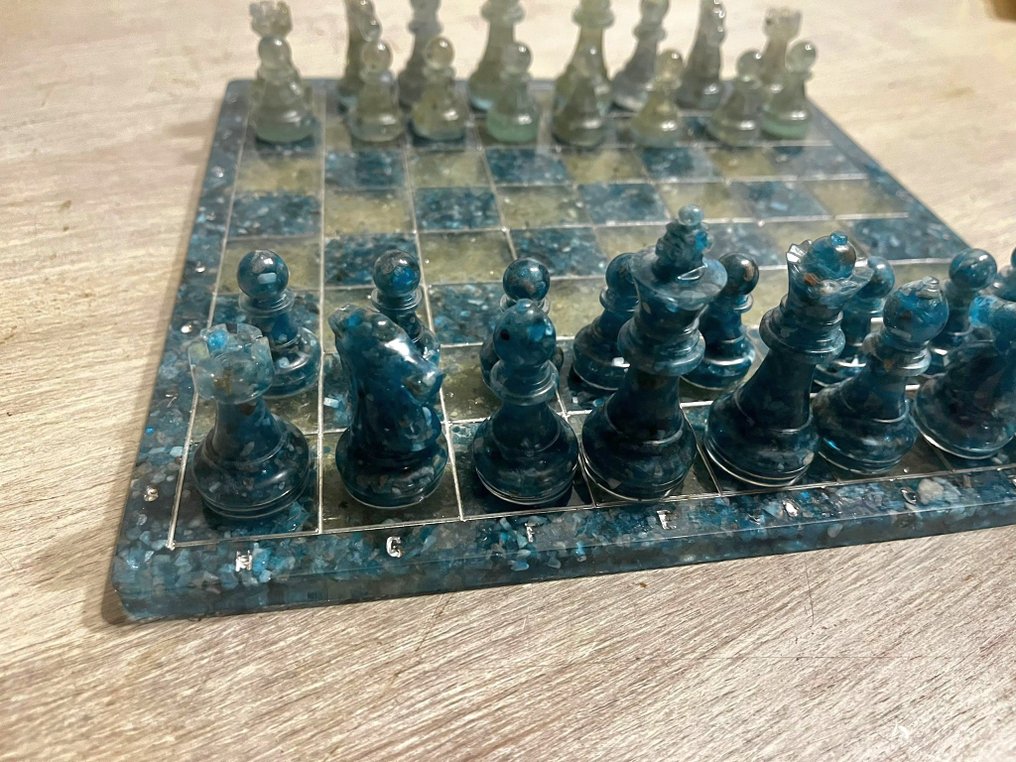 Σετ σκακιού - Γκριζωπός πάγος χαλαζίας και μπλε Απατίτης τυλιγμένα στη ρητίνη. #4.3