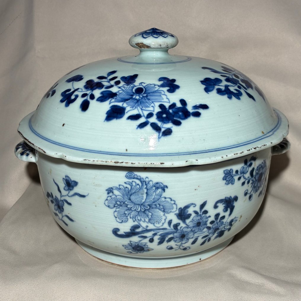 蓝白花卉装饰大型汤碗（不设底价出售） - 瓷器 - 中國 - 清乾隆(1736-1795) #1.0