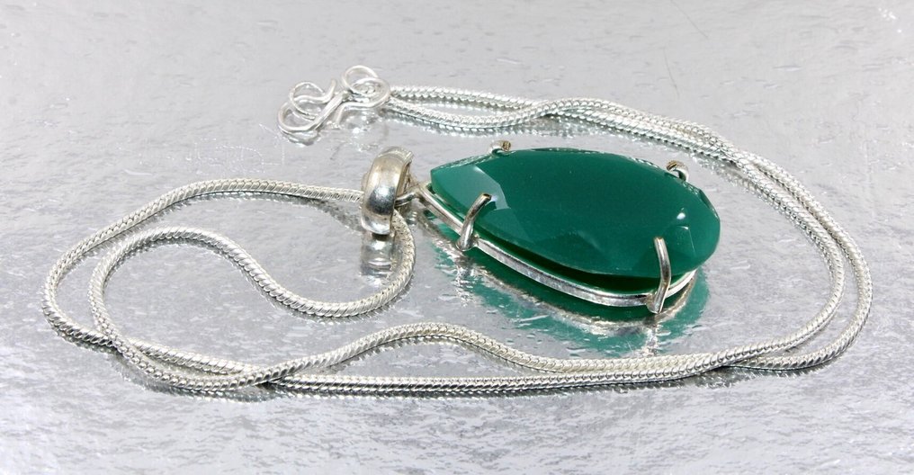 Ασημένιο μενταγιόν με σμαράγδι, κομμένο με πολύπλευρες επιφάνειες, με ασημένια αλυσίδα, 75 καρατίων. Κοσμήματα- 15 g #4.3