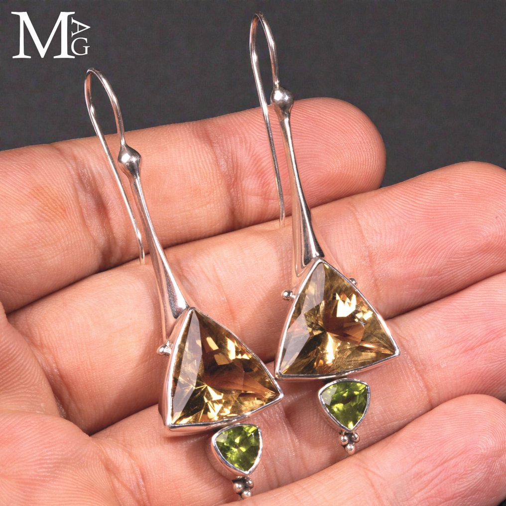 银耳环，配以三角形切割的黄水晶石英和天然橙绿宝石。 - 高度: 67.5 mm - 宽度: 19 mm- 15 g #1.0