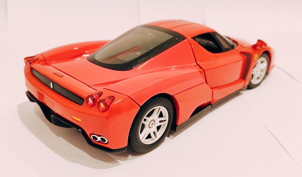 Hot Wheels 1:18 - Model samochodu - Ferrari Enzo #1.0