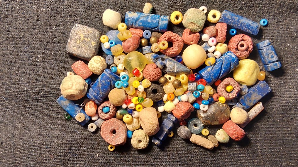 Από την αρχαία Αίγυπτο στη Ρωμαϊκή εποχή. Γυαλί Πάνω από 100 αρχαίες χάντρες.  (χωρίς τιμή ασφαλείας) #1.0