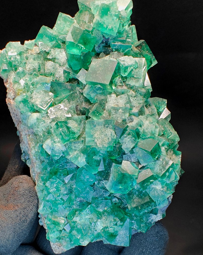 荧光绿色萤石 矩陣晶體 - 高度: 10 cm - 闊度: 8 cm- 500 g #1.0