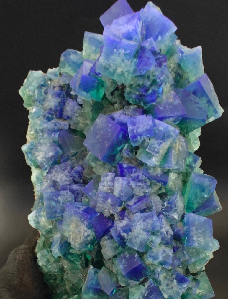 荧光绿色萤石 矩陣晶體 - 高度: 10 cm - 闊度: 8 cm- 500 g #1.0