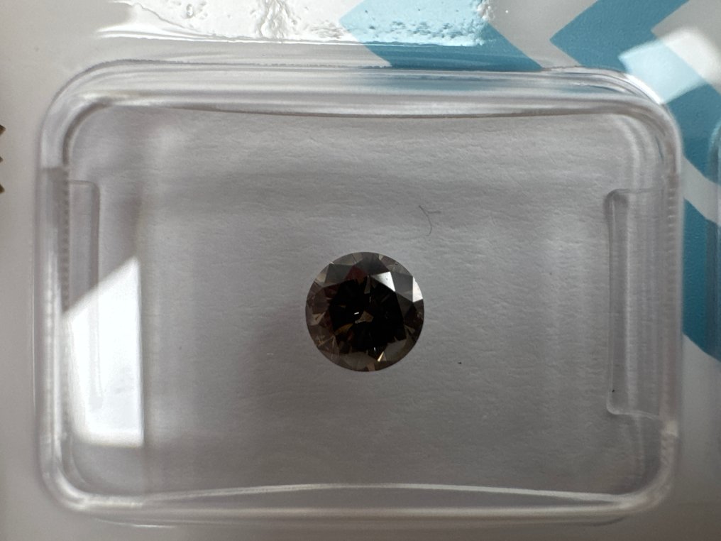 没有保留价 - 1 pcs 钻石  (天然色彩的)  - 0.42 ct - 圆形 - Fancy dark 稍帶黄色的, 棕色 - VS1 轻微内含一级 - 国际宝石研究院（IGI） #1.0