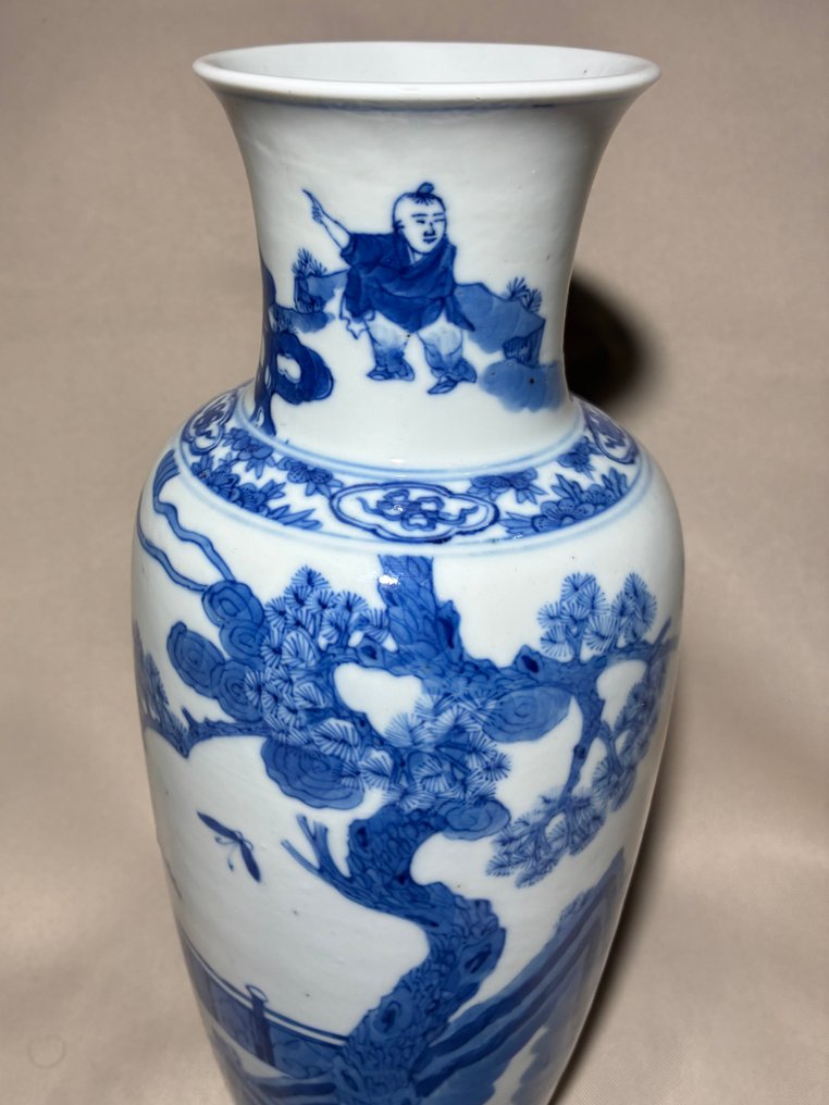 罕见的风景装饰花瓶 - 颈部有人物 - 蓝白色（不设底价出售） - 瓷 - 中国 - Qing Dynasty (1644-1911) #1.0