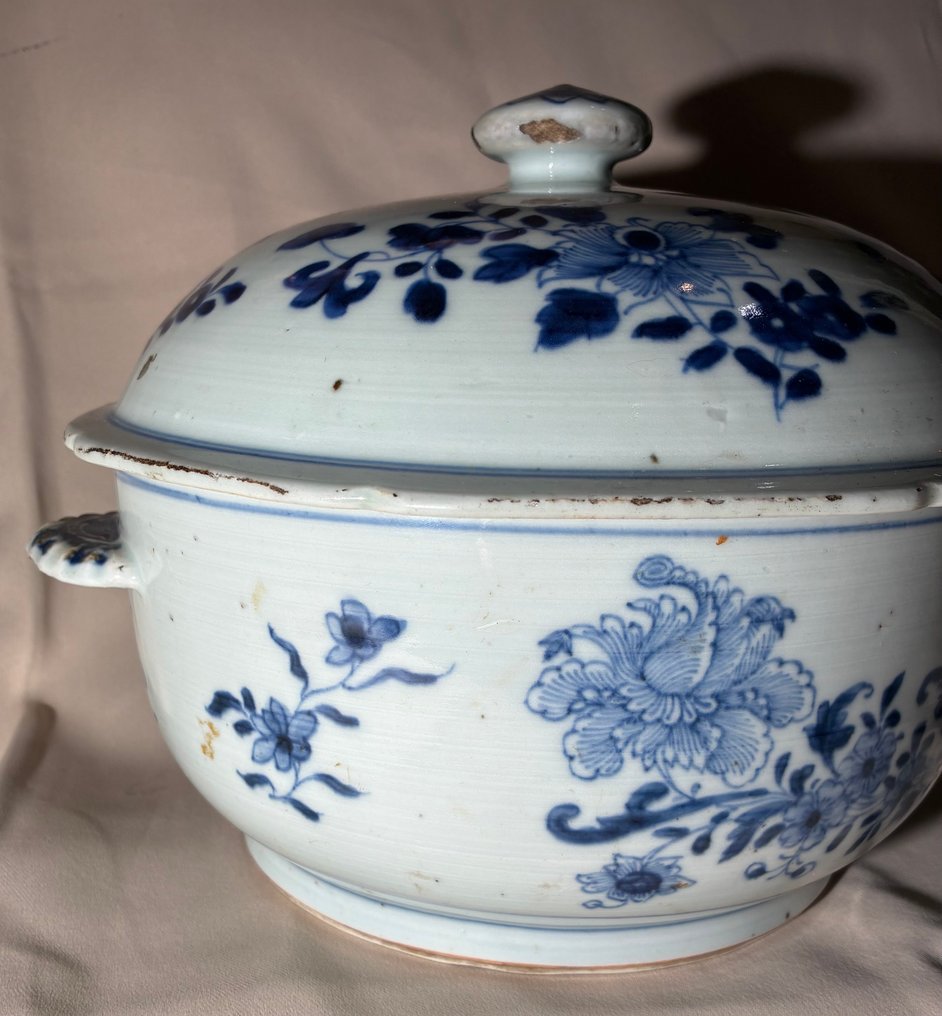 蓝白花卉装饰大型汤碗（不设底价出售） - 瓷器 - 中國 - 清乾隆(1736-1795) #3.2