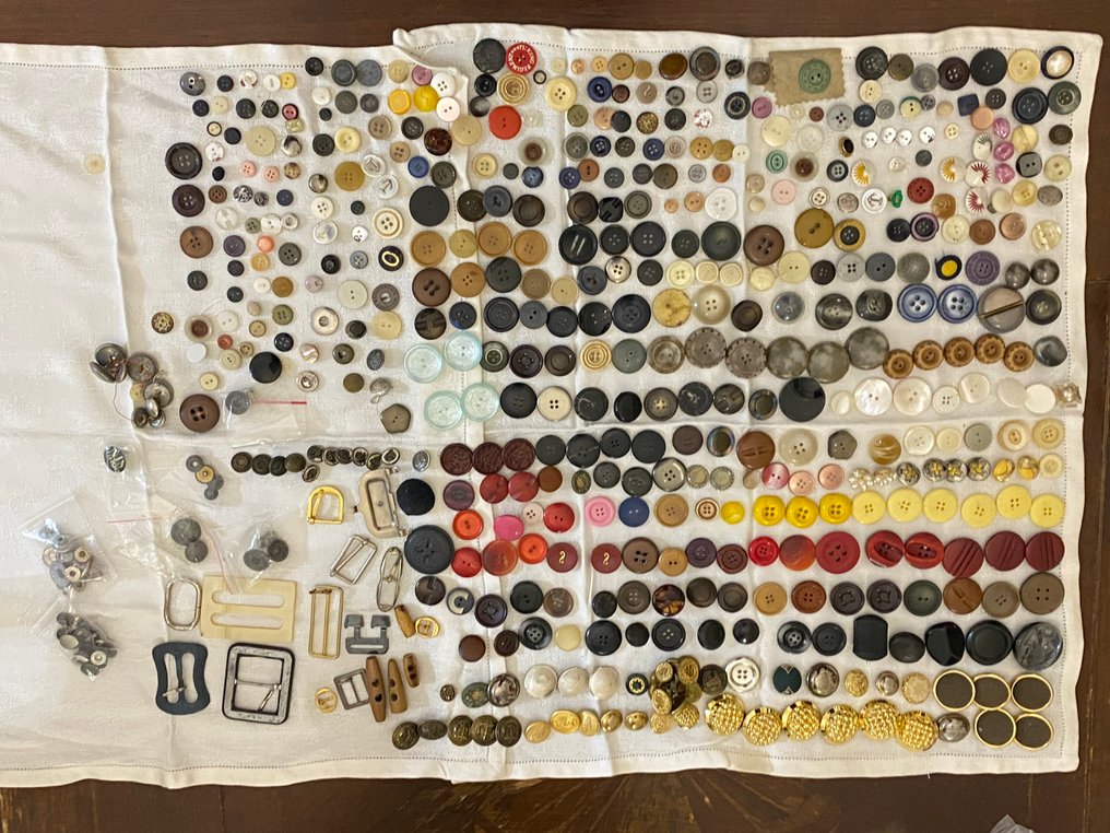 Thematische Sammlung - Knöpfe aus Kunststoff, Metall, Perlmutt, Knochen/Elfenbein, Bachelite oder Galalite (einige), Glas. #2.1