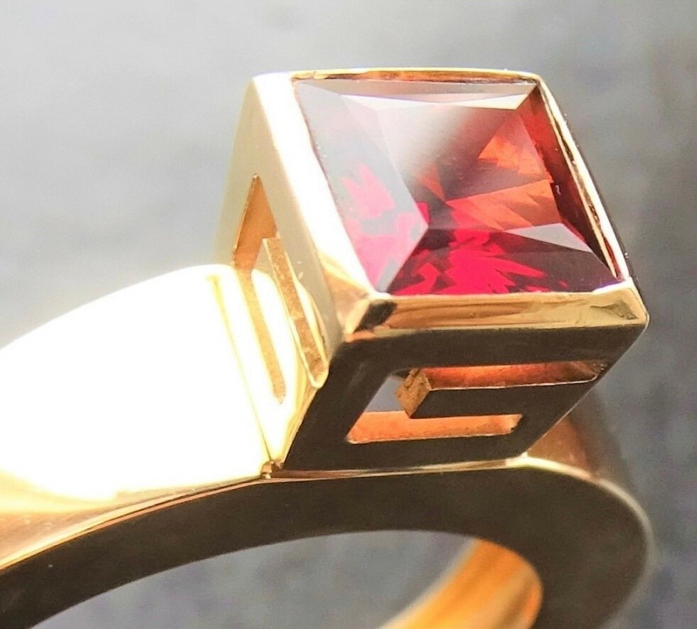 Gucci - 戒指 - 18 克拉 黃金 石榴石 - G-Logo 鸡尾酒戒指 #1.0