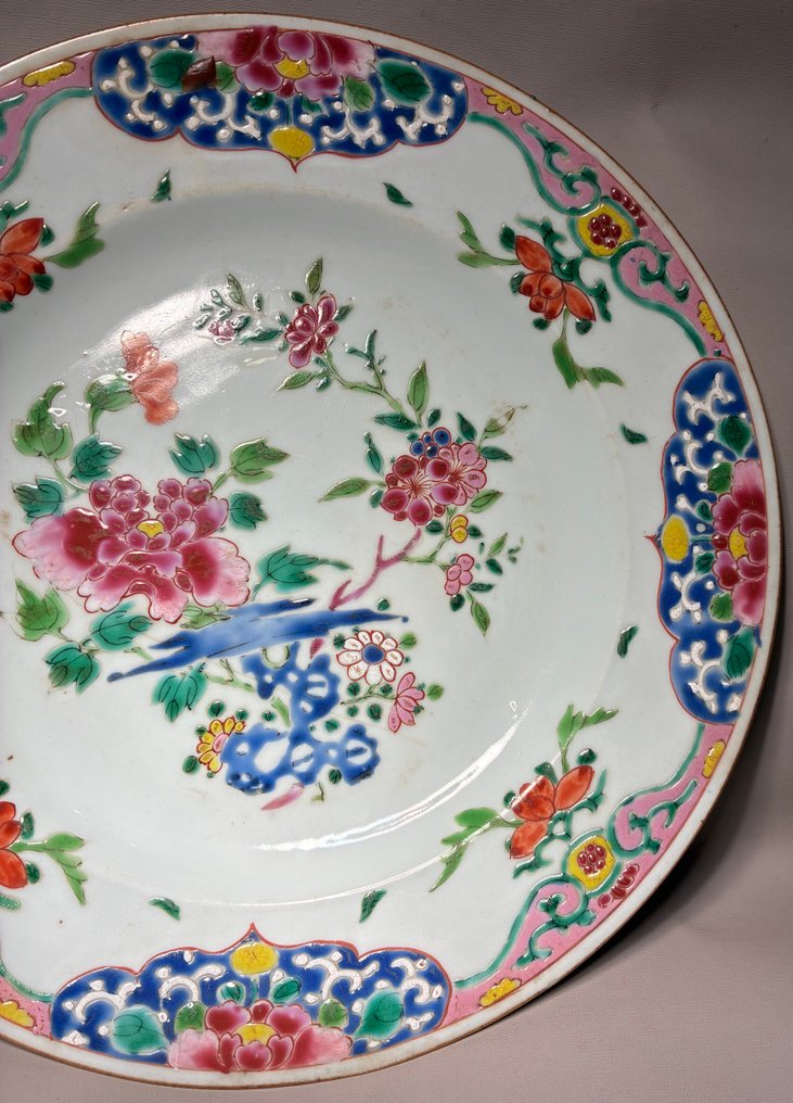 Πιάτο με διακοσμητικά λουλούδια (πωλείται χωρίς ελάχιστη τιμή) - Πορσελάνη - Κίνα - Yongzheng (1723-1735) #3.2