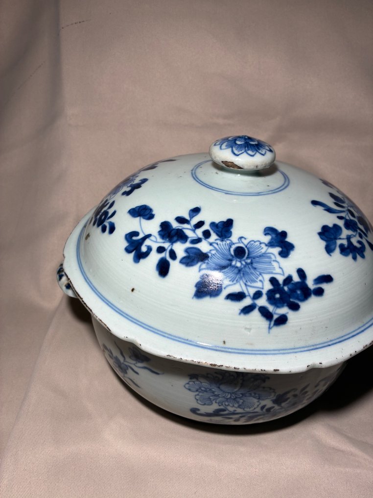 蓝白花卉装饰大型汤碗（不设底价出售） - 瓷器 - 中國 - 清乾隆(1736-1795) #1.0