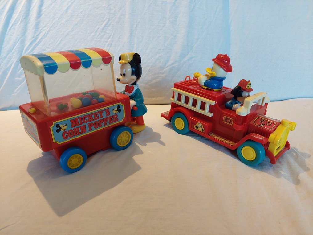 Illco  - Παιχνίδι φιγούρα Mickeys corn popper en brandweerauto - 1980-1990 - Κίνα #1.0