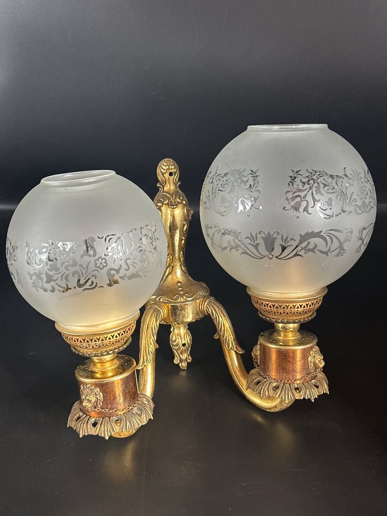 壁灯 - 镀金铜壁灯，拿破仑三世时期，双灯，雕刻玻璃郁金香，19世纪 - 镀金黄铜, 雕刻磨砂玻璃 #1.0