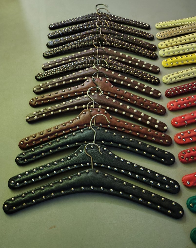 衣帽架 - skai：人造革或皮革
staal：钢 - 未知 - 28个衣架  (没有保留价) #2.1