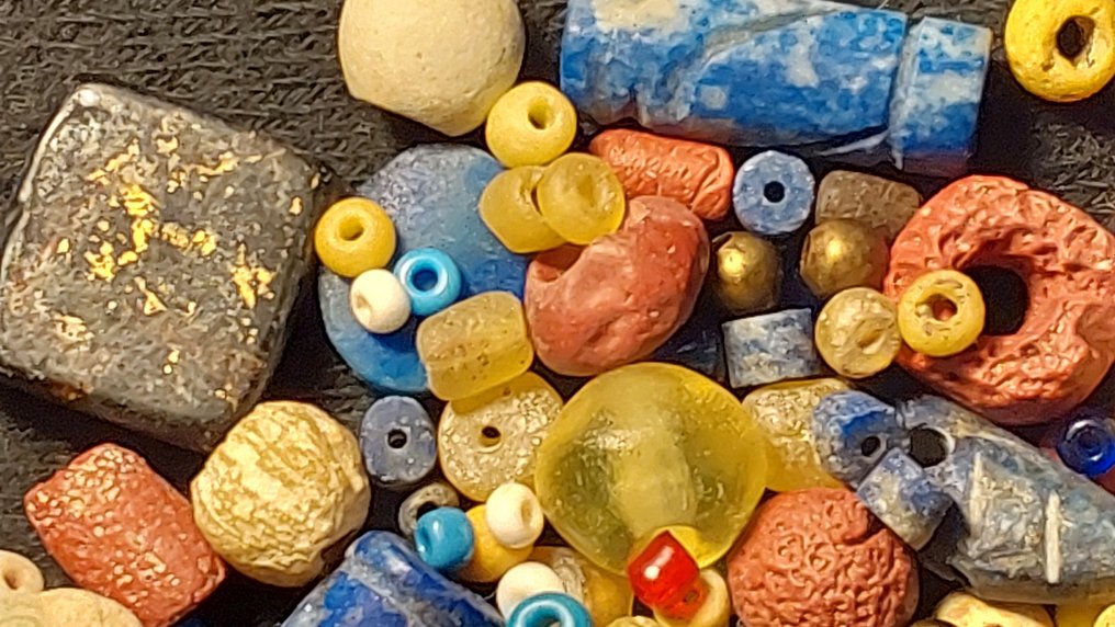 Από την αρχαία Αίγυπτο στη Ρωμαϊκή εποχή. Γυαλί Πάνω από 100 αρχαίες χάντρες.  (χωρίς τιμή ασφαλείας) #1.0