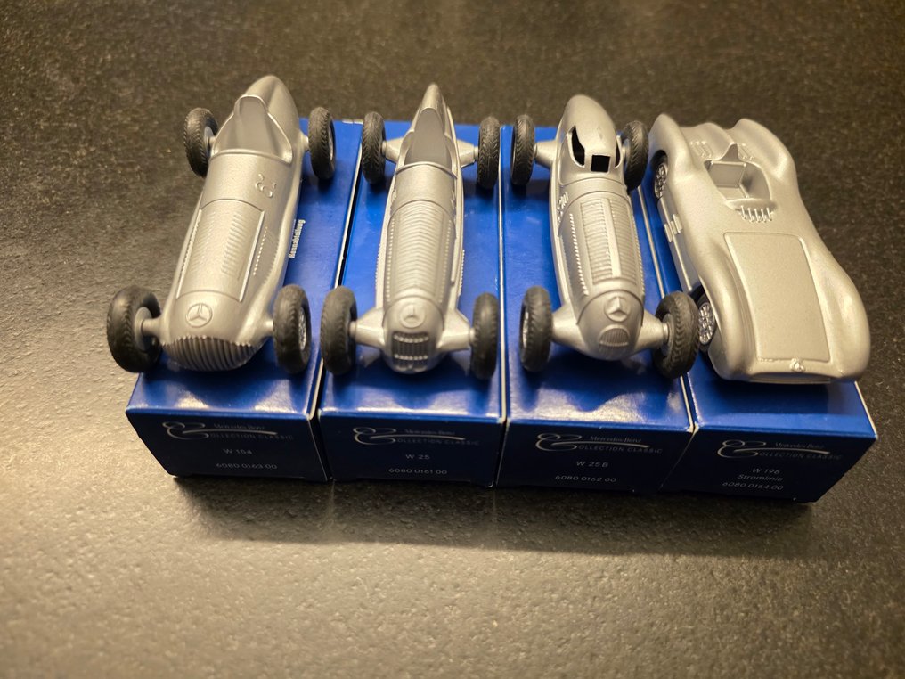 Märklin - Modelbil  (4) - Mercedes-Benz  Rennabteilung W25; W25B; W154; W196 Stromlinie - MÄRKLIN - Made in Germany - #3.2