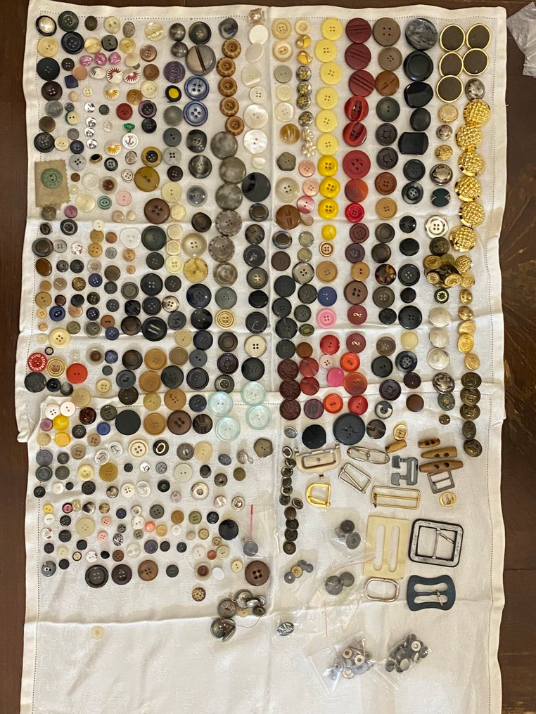 Thematische Sammlung - Knöpfe aus Kunststoff, Metall, Perlmutt, Knochen/Elfenbein, Bachelite oder Galalite (einige), Glas. #1.0