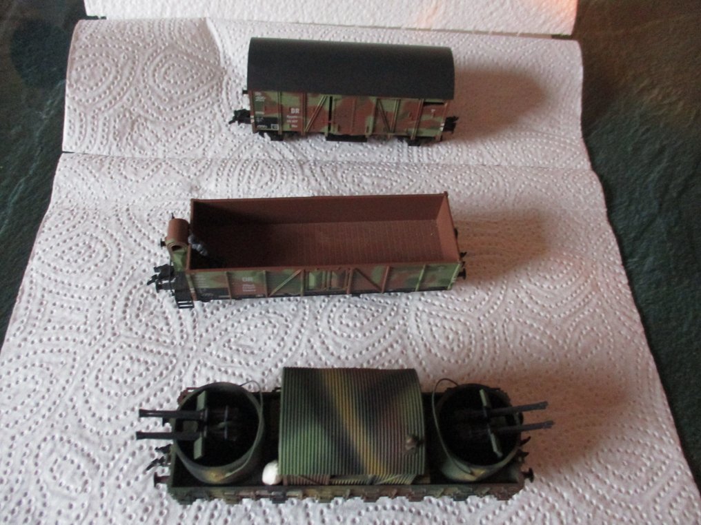 Gleichstrom Tarnfarben H0轨 - 模型火车货运车厢 (3) - 2. WK 双旗车辆配有小屋和两辆迷彩涂装的货车，标识为 DR。 - DR #1.0