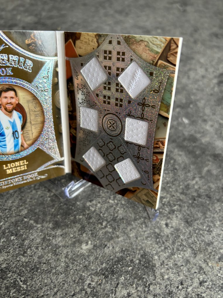 2025 Leaf History Book Lionel Messi 2/3 Souvenir Book - 1 Card - Casi impecable (CI) #1.0