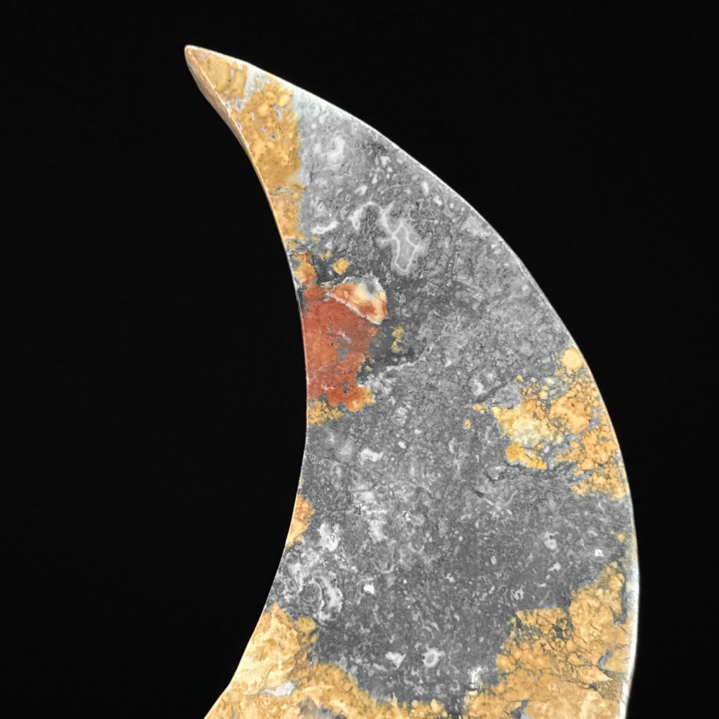 Χωρίς ελάχιστη τιμή - Υπέροχο ακατέργαστο κόκκινο Maligano Jasper. Σε σχήμα σελήνης και σε προσαρμοσμένο στηρίγμα. - Ύψος: 28.5 cm - Πλάτος: 18.2 cm- 1600 g - (1) #3.2