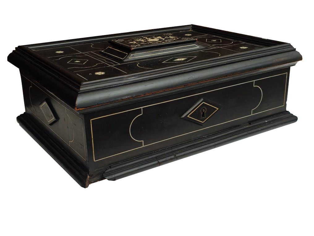 珠宝盒 - 镶嵌于 Griffons - 骨, 木 #1.0