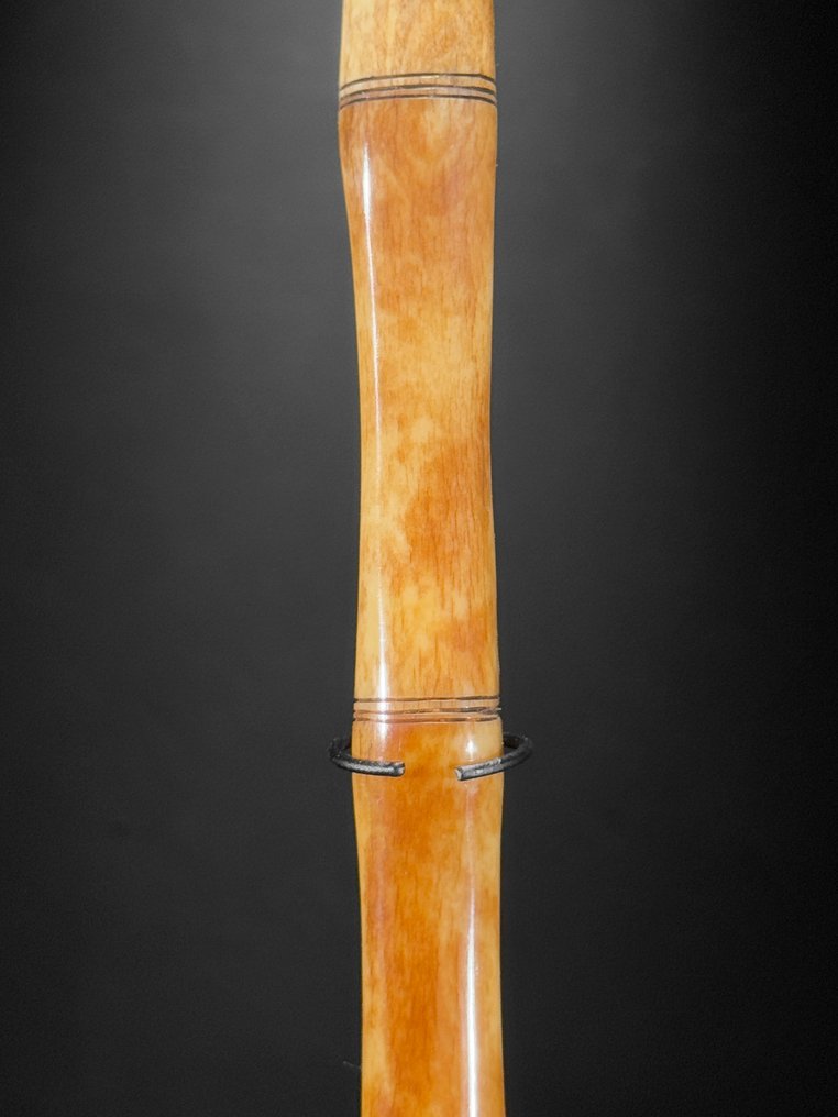 无底价 - 精美的松巴雕像,采用骨头材质,放在定制底座上。 骨 - Bovine - 38 cm - 8 cm - 8 cm- 非《濒危物种公约》物种 - (1) #4.3