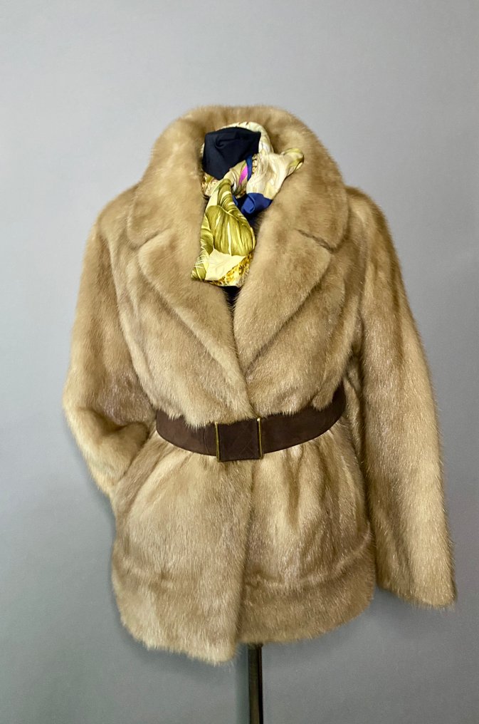 Artisan Furrier - Abrigo de piel #1.0