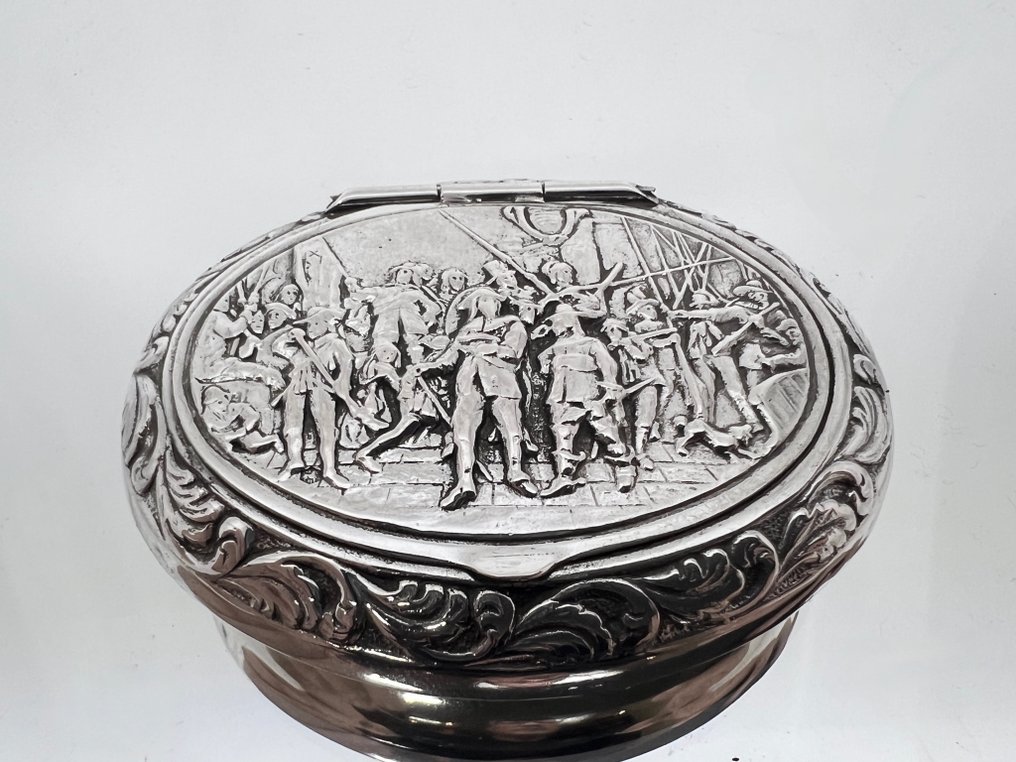 de Leeuw den Bouter - Caixa - deep repoussé figures - .835 prata #3.2