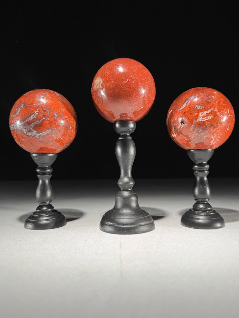 Χωρίς ελάχιστη τιμή - Υπέροχο σετ 3 Κόκκινων Τζάσπερ Σφαίρες σε προσαρμοσμένες βάσεις.- 1900 g - (3) #1.0