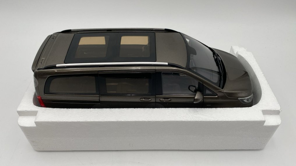 Norev 1:18 - Miniatura de carro - Mercedes-Benz V-Class AMG-Line 2018 - (cod.C43) #2.1