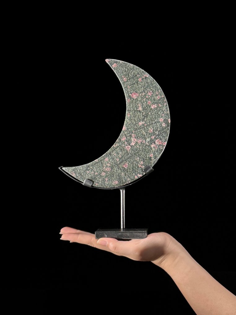 无底价 - 精美的红宝石碧玉 新月形状的，放置在定制支架上 - 高度: 28.7 cm - 宽度: 18.2 cm- 1900 g - (1) #1.0