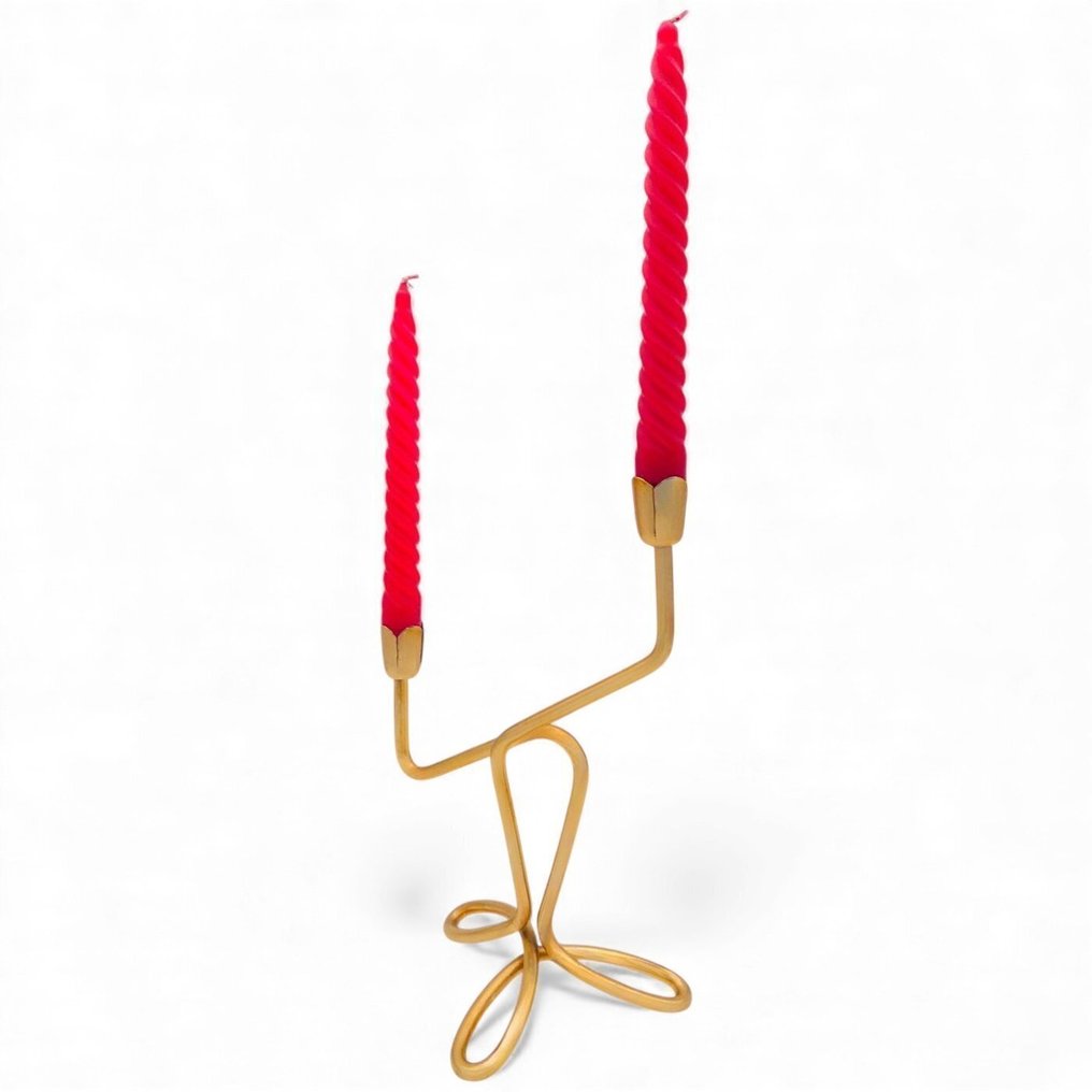 燭台 设计一对火焰，配有火红蜡烛和金色底座，系带式；以及两个黄铜烛台。 - 鋁 - 稀有，金色版 #1.0