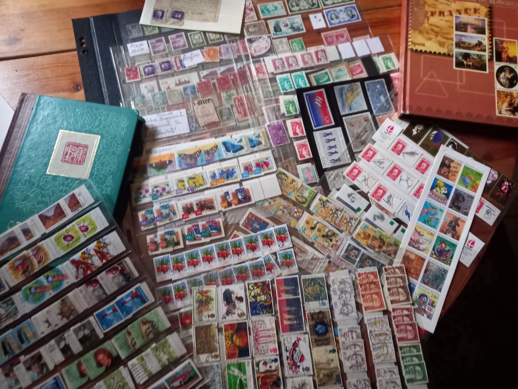 Κόσμος 1900/2022 - Lot 2 κλασέρ αποικιών Γαλλίας και Αφρικής καθώς και διάφορα γραμματόσημα προελεύσεων σε εκθετήριο. #1.0