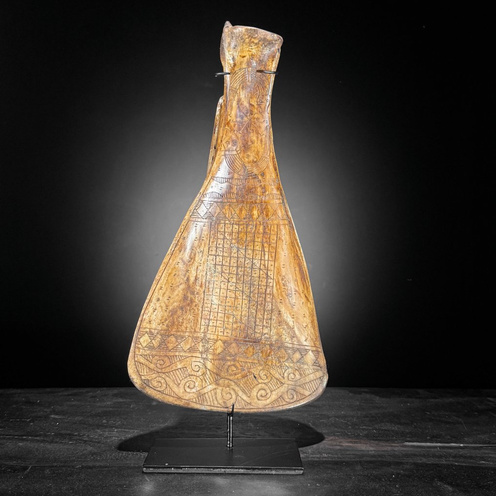 Χωρίς ελάχιστη τιμή - Υπέρομο ημερολόγιο Sumatra κατασκευασμένο από οστό σε προσαρμοσμένη βάση. Οστό - Bovine - 36 cm - 17 cm - 7 cm- Είδη που δεν ανήκουν στο CITES -  (1) #1.0