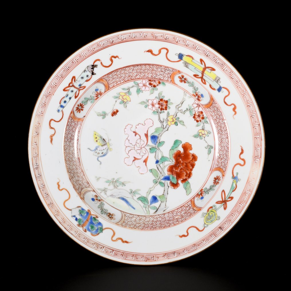 Πιάτο - Assiette aux émaux de la Famille Rose/Verte à décor d'un papillon - Πορσελάνη #1.0
