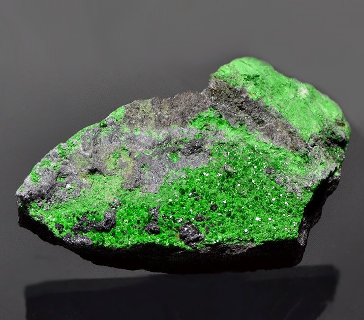 Ουβαροβίτης Κρύσταλλοι στη μήτρα - Ύψος: 4.5 cm - Πλάτος: 7.5 cm- 90 g #4.3