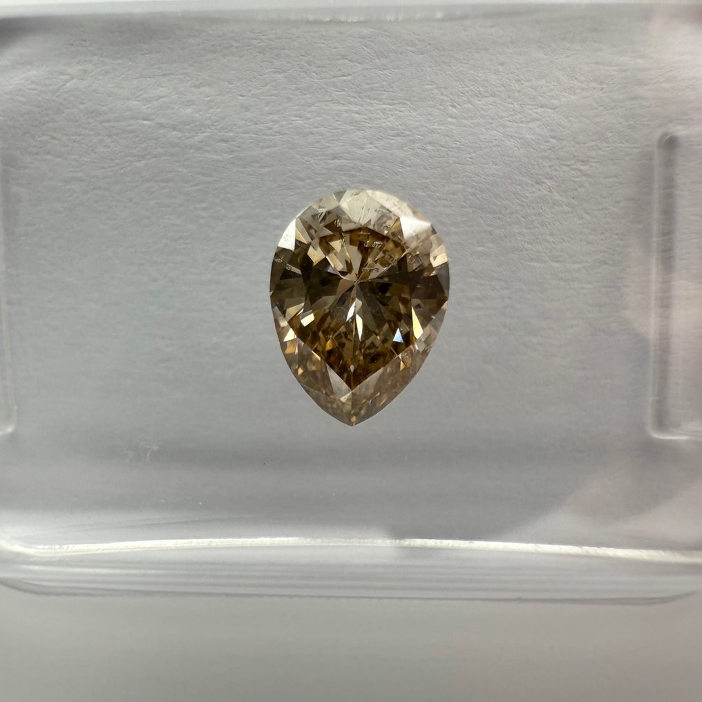 没有保留价 - 1 pcs 钻石  (天然色彩的)  - 0.71 ct - 梨形 - Fancy 棕色, 黄色 - SI2 微内含二级 - 国际宝石研究院（IGI） #3.2