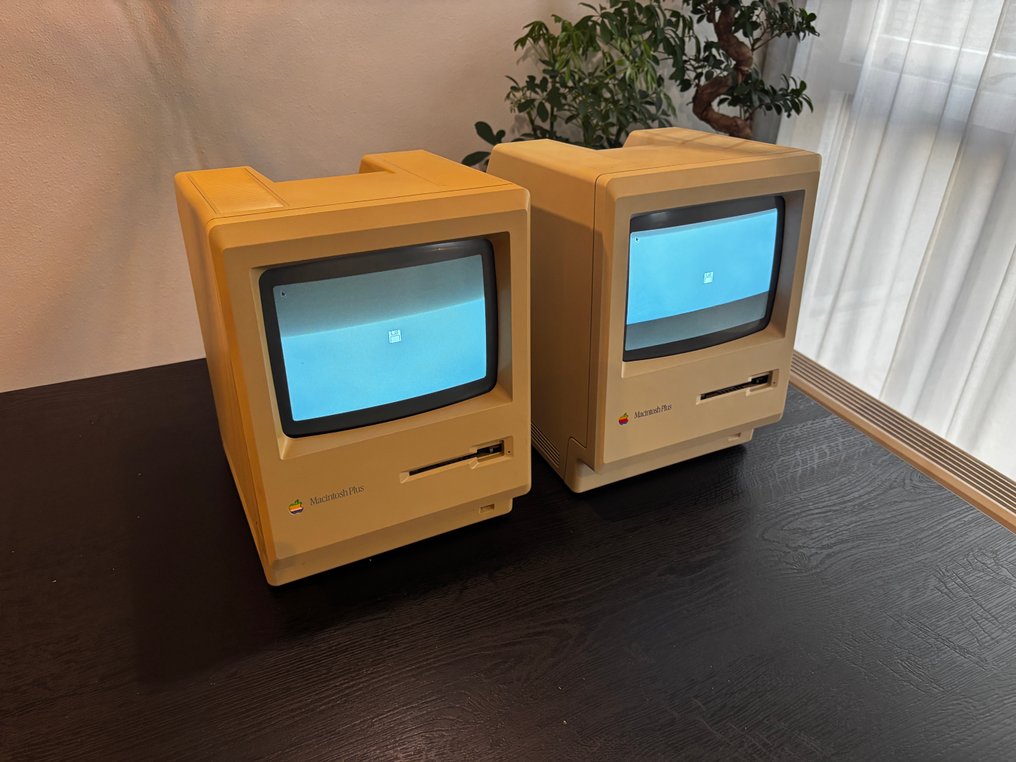 Apple 2x Apple Macintosh Plus (1986–1990) – vintage computers – Steve Jobs & Steve Wozniak signed inside - Computer (2) #1.0