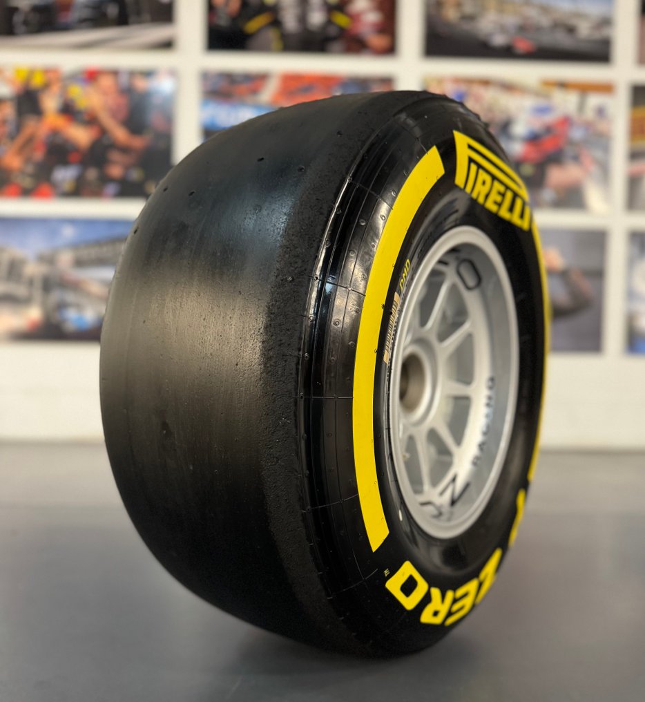 Tyre complete on wheel - Pirelli - O.Z - Formule 1 **** NO RESERVE **** #1.0
