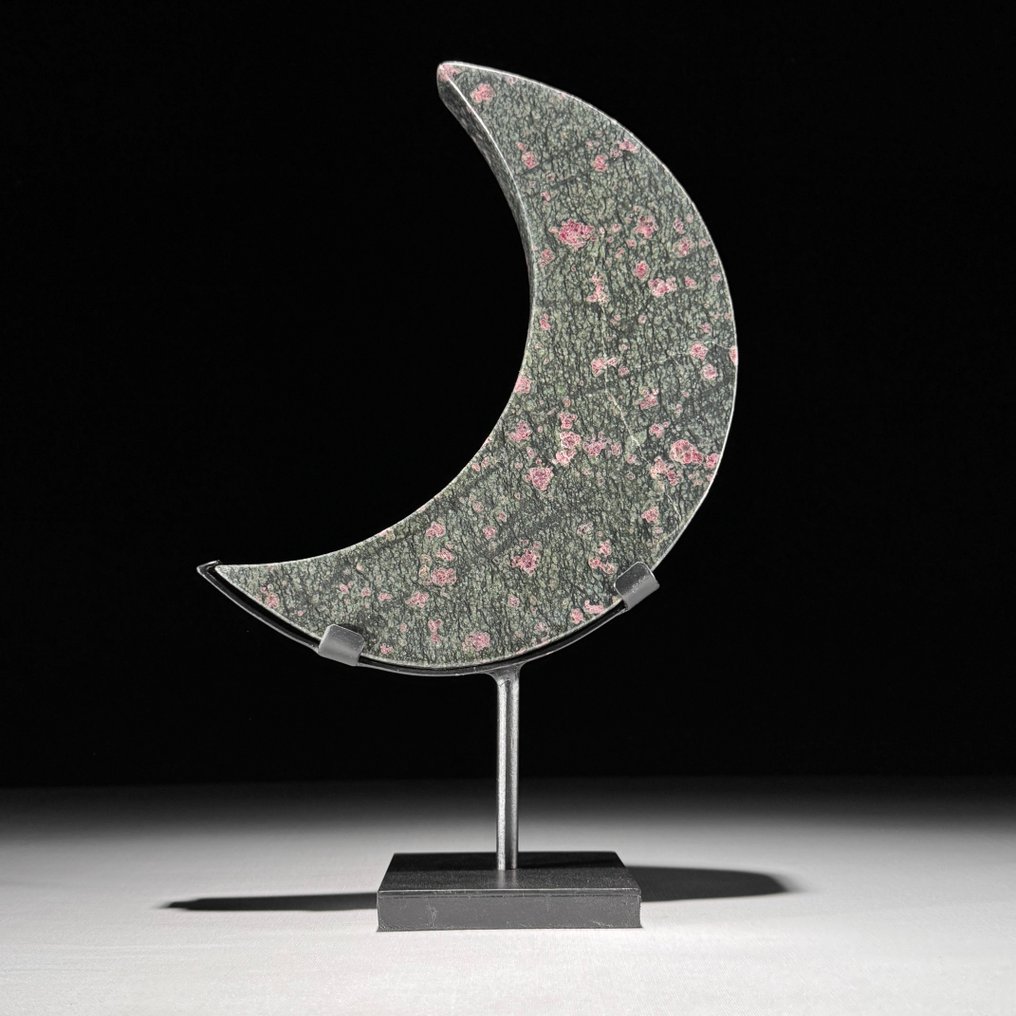 无底价 - 精美的红宝石碧玉 新月形状的，放置在定制支架上 - 高度: 28.7 cm - 宽度: 18.2 cm- 1900 g - (1) #2.1