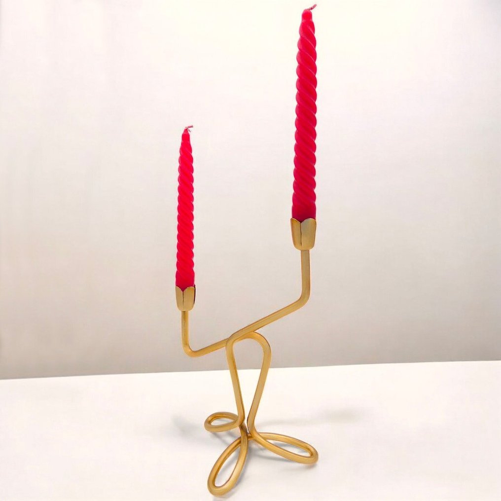 燭台 设计一对火焰，配有火红蜡烛和金色底座，系带式；以及两个黄铜烛台。 - 鋁 - 稀有，金色版 #2.1